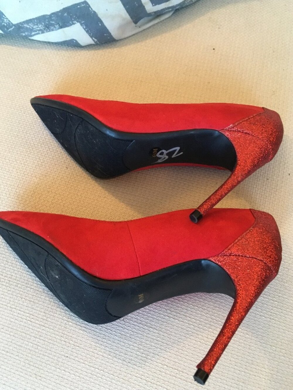 Dramatic Marc Fisher Red Suede Pointy Stilettoes with Glitter Back Sz 6 1/2 M - Picture 3 of 7